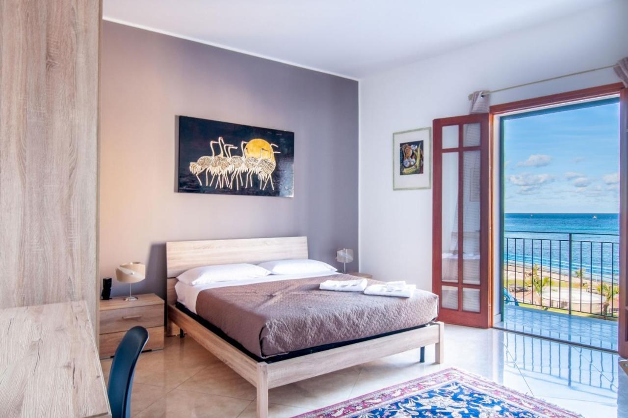 B&B Una Terrazza Sul Golfo Di Sferracavallo Exteriör bild