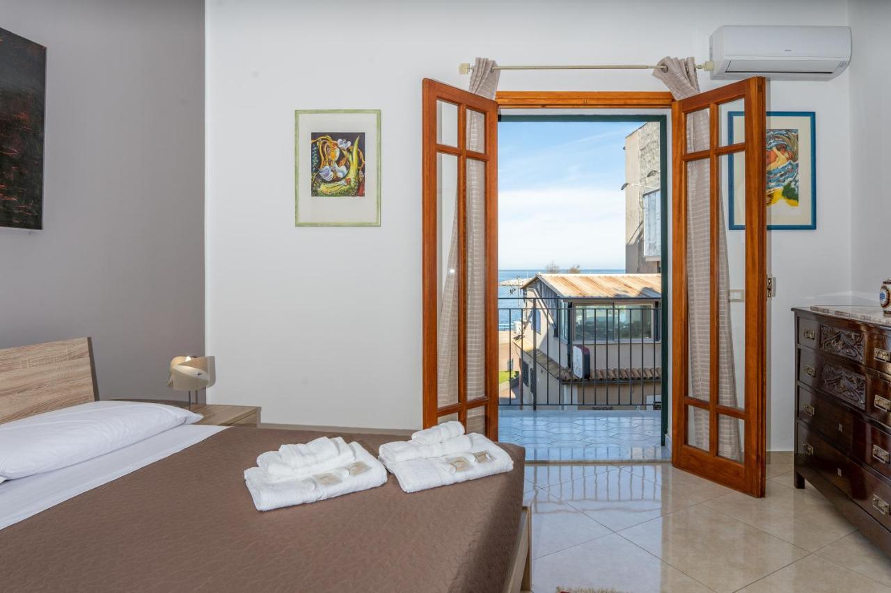 B&B Una Terrazza Sul Golfo Di Sferracavallo Exteriör bild