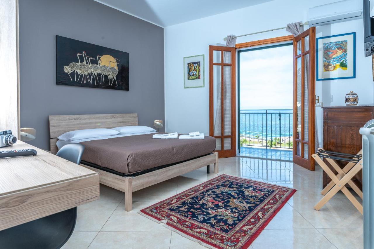 B&B Una Terrazza Sul Golfo Di Sferracavallo Exteriör bild