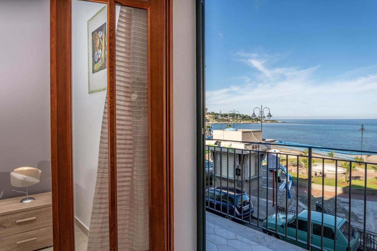 B&B Una Terrazza Sul Golfo Di Sferracavallo Exteriör bild