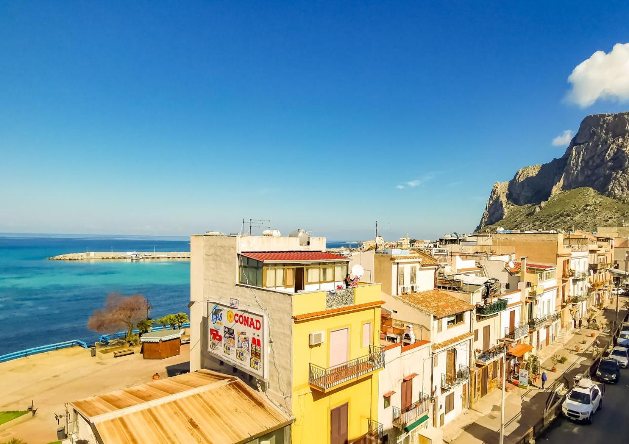 B&B Una Terrazza Sul Golfo Di Sferracavallo Exteriör bild