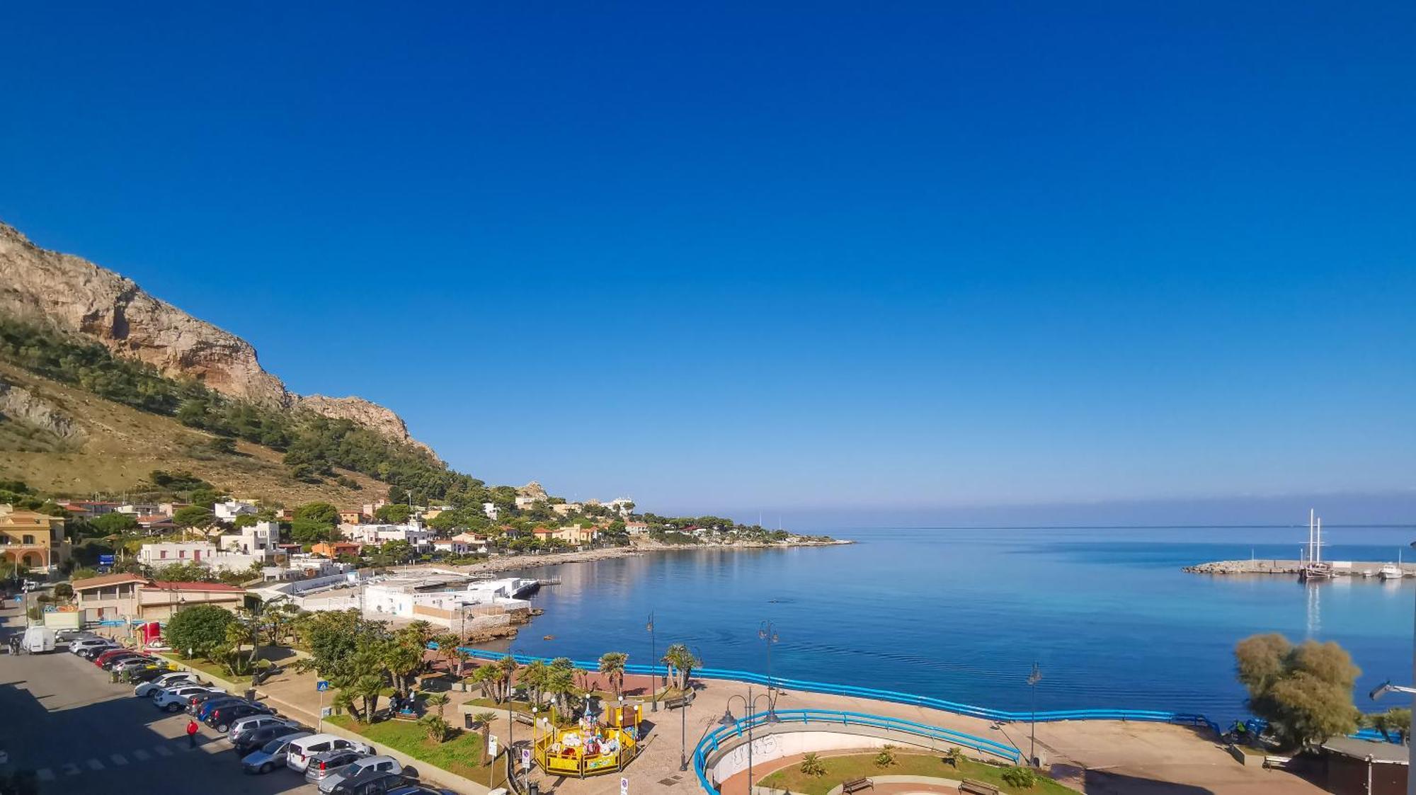 B&B Una Terrazza Sul Golfo Di Sferracavallo Exteriör bild