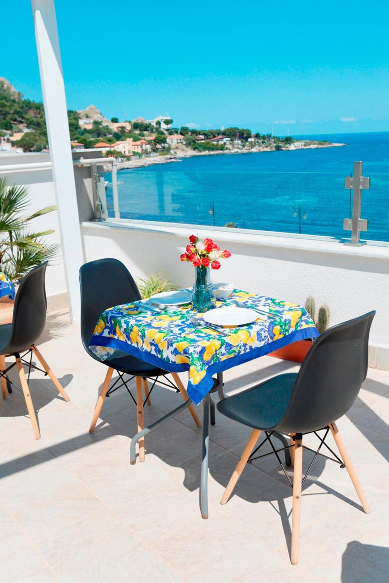 B&B Una Terrazza Sul Golfo Di Sferracavallo Exteriör bild